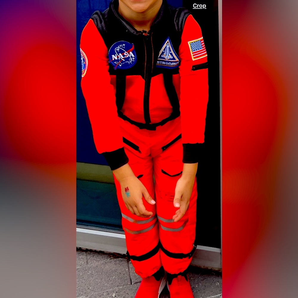 Astraunot costume comes with a helmet